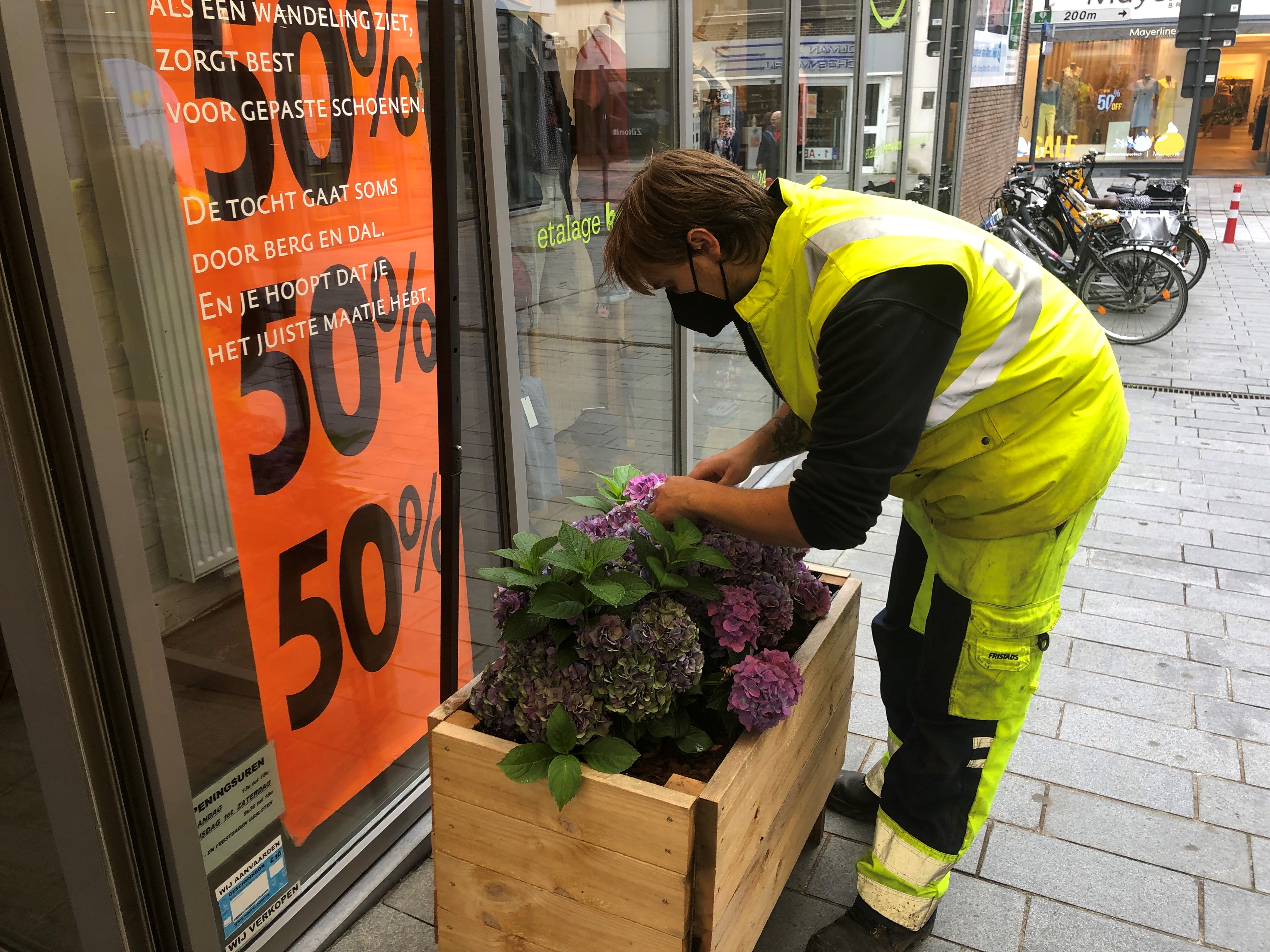 Plaatsen bloembakken in straatbeeld