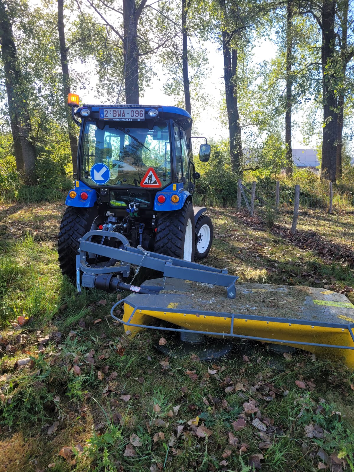 W-green tractor met zwadmaaier