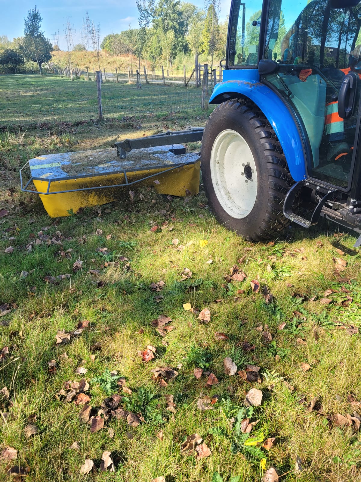 W-green tractor met zwadmaaier